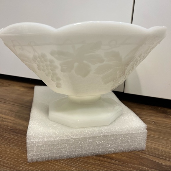 Vintage Anchor Hocking Milk Glass Large Footed Serving Bowl mid century 1950s - Picture 4 of 8